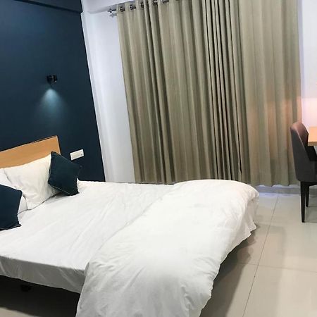 Hooliv 7 Avenues G Block Hotel Pune Eksteriør billede