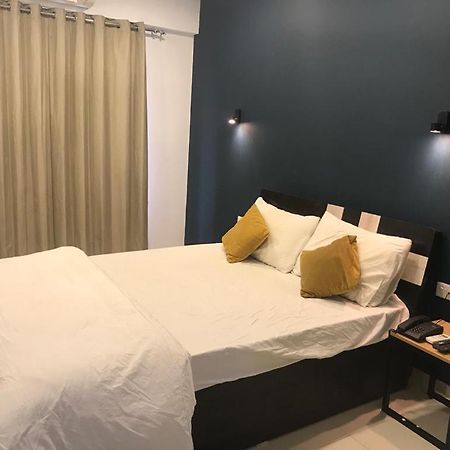 Hooliv 7 Avenues G Block Hotel Pune Eksteriør billede
