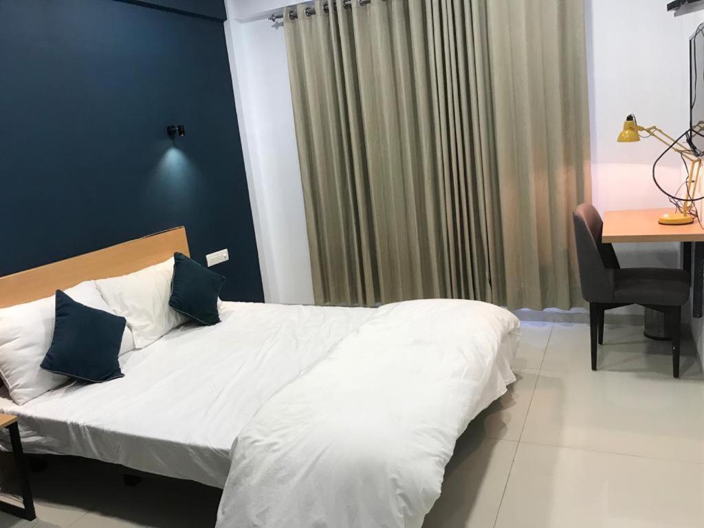 Hooliv 7 Avenues G Block Hotel Pune Eksteriør billede