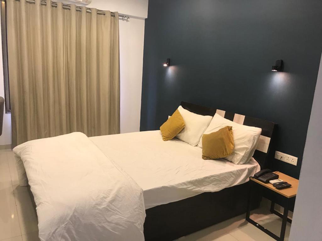 Hooliv 7 Avenues G Block Hotel Pune Eksteriør billede